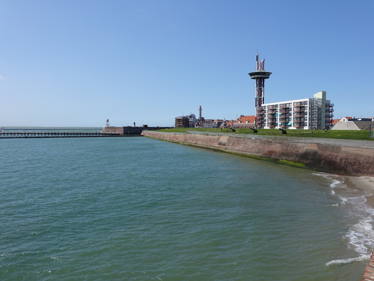 Fernsehturm und Leuchtturm am Strand von Vlissingen (30.04.2015)