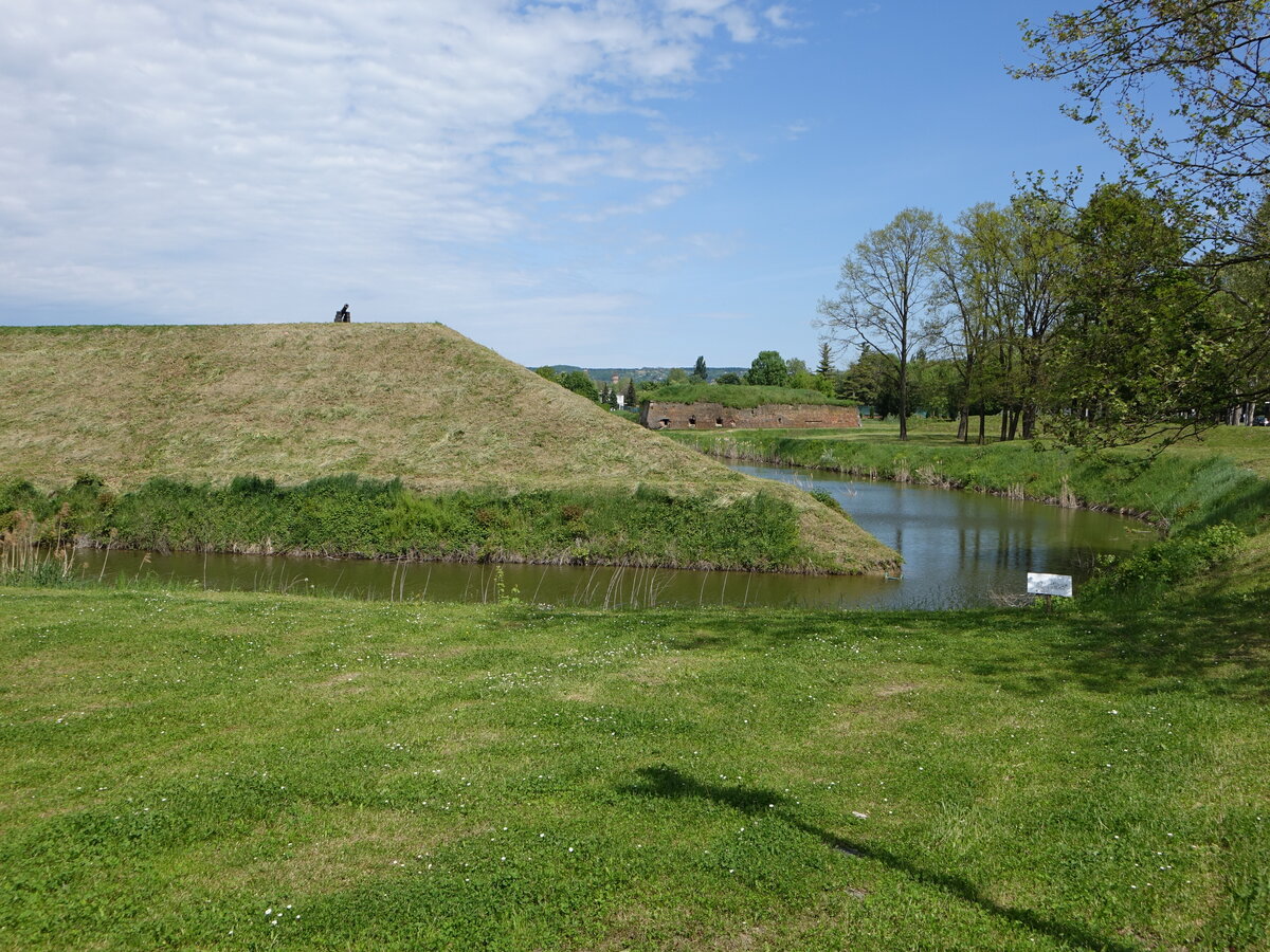 Festungswälle und Wassergraben der Festung Slavonski Brod (02.05.2017)