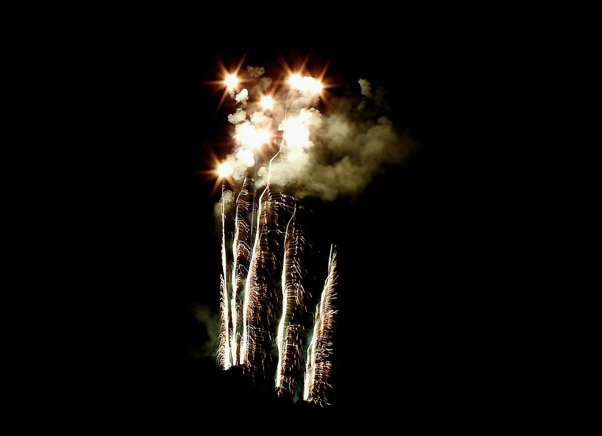 Feuerwerk in der Silvester-Nacht, bzw. hier werden die Euro´s einfach in Rauch aufgelöst, und bringen sogar noch Sterne hervor; 230101