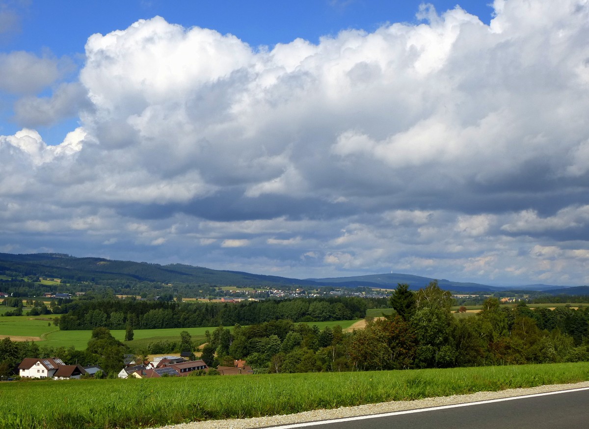 Fichtelgebirgslandschaft mit Blick auf das Stdtchen Weienstein, Aug.2014