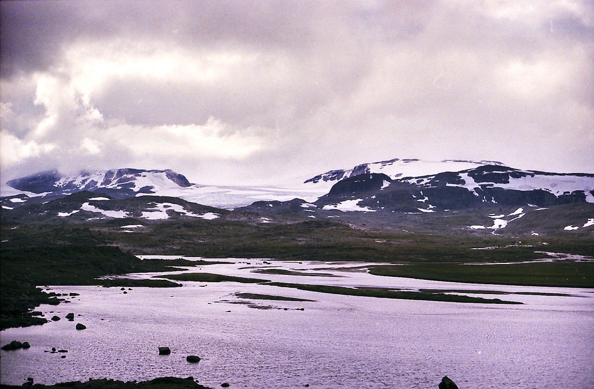 Finsevatnet mit dem Hardangerjøkulen im Hintergrund. Aufnahme: Juli 1985 (digitalisiertes Negativfoto).