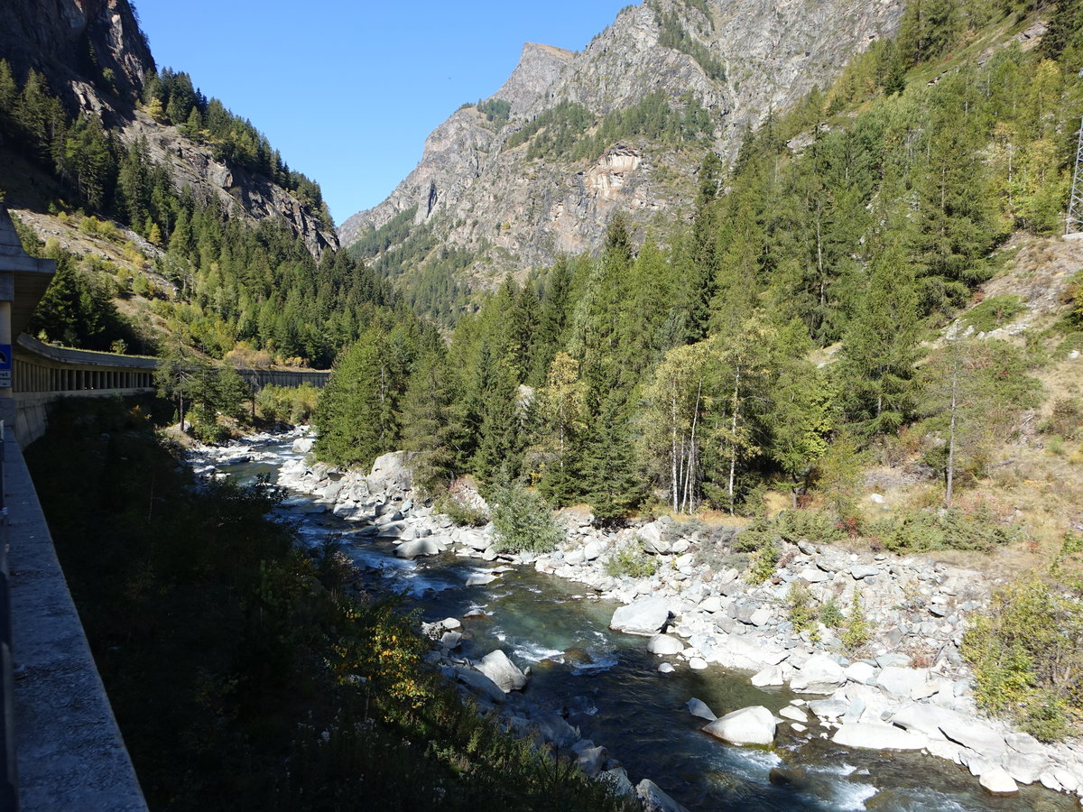 Fluss Grand Eyvia im Cogne Tal entland der Strada Regionale di Cogne SR47 (05.10.2018)