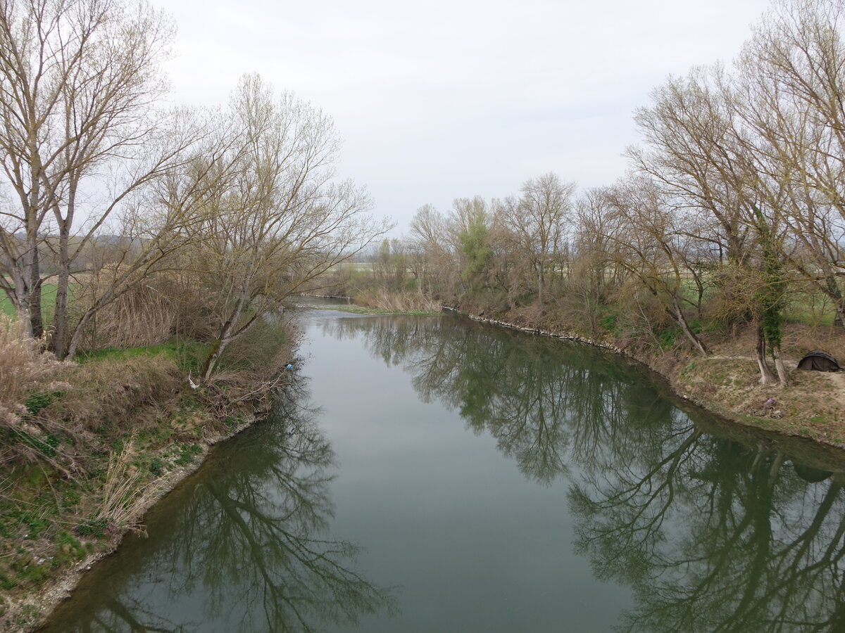Fluss Tevere oder Tiber bei Deruta, Umbrien (27.03.2022)