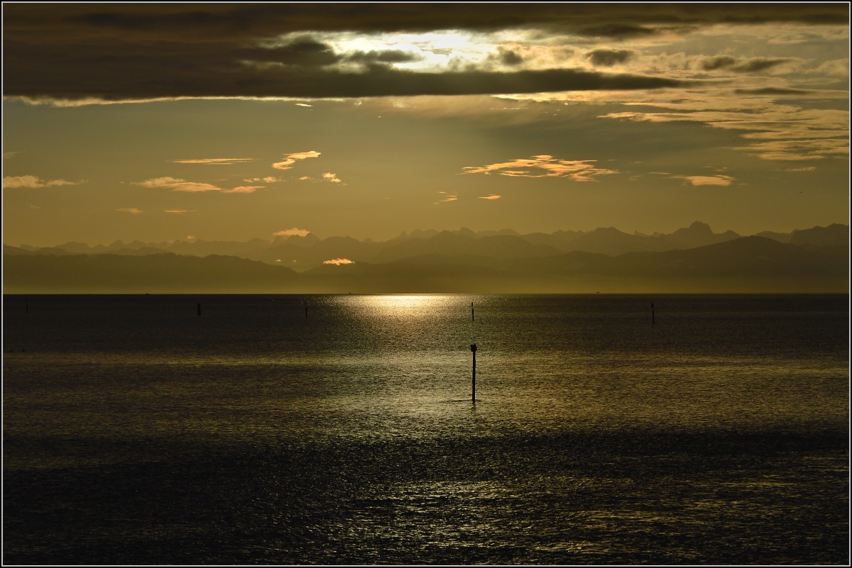 Föhnstimmung am Bodensee. Je nach Wolken und Sonnenstand eine neue Stimmung. Konstanz, Februar 2014.