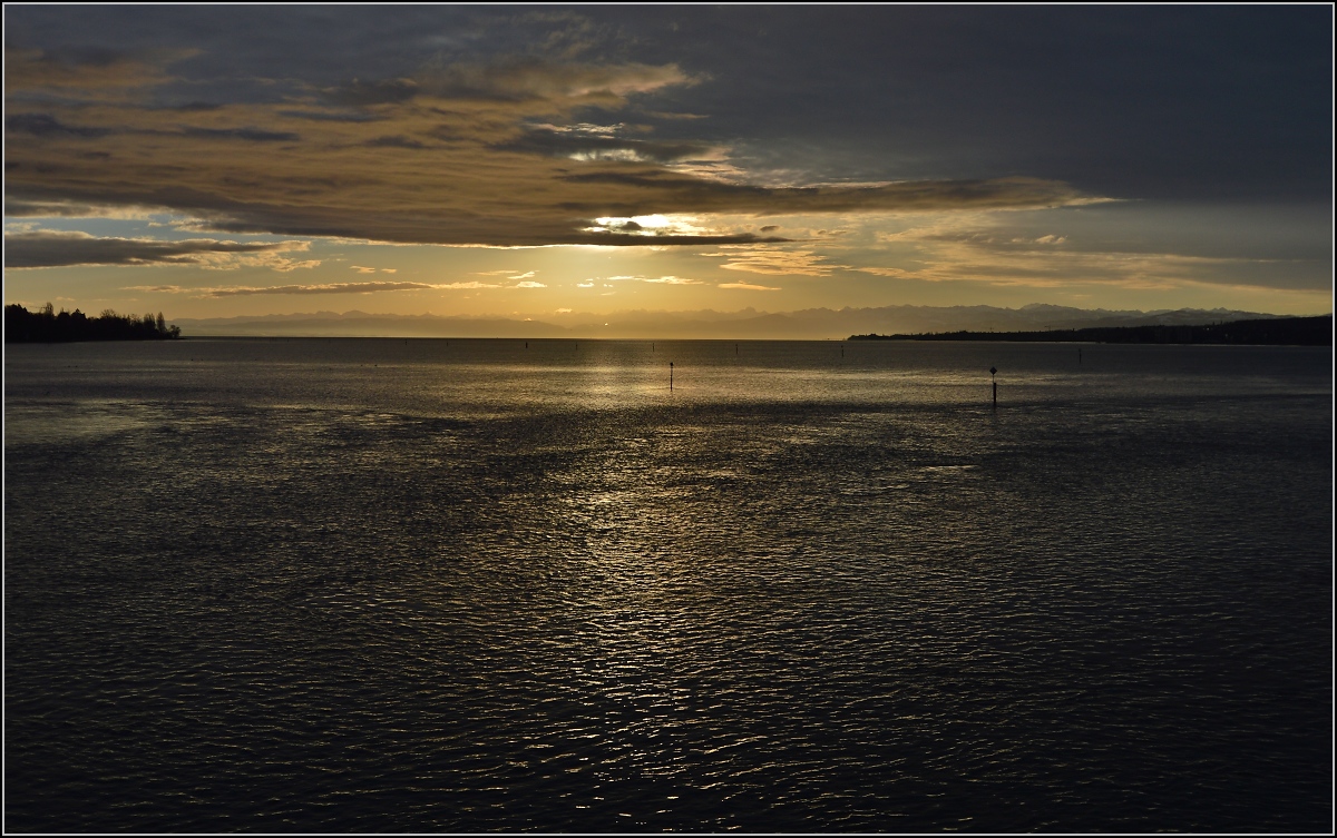 Föhnstimmung am Bodensee in der Totale. Je nach Wolken und Sonnenstand eine neue Stimmung. Konstanz, Februar 2014.