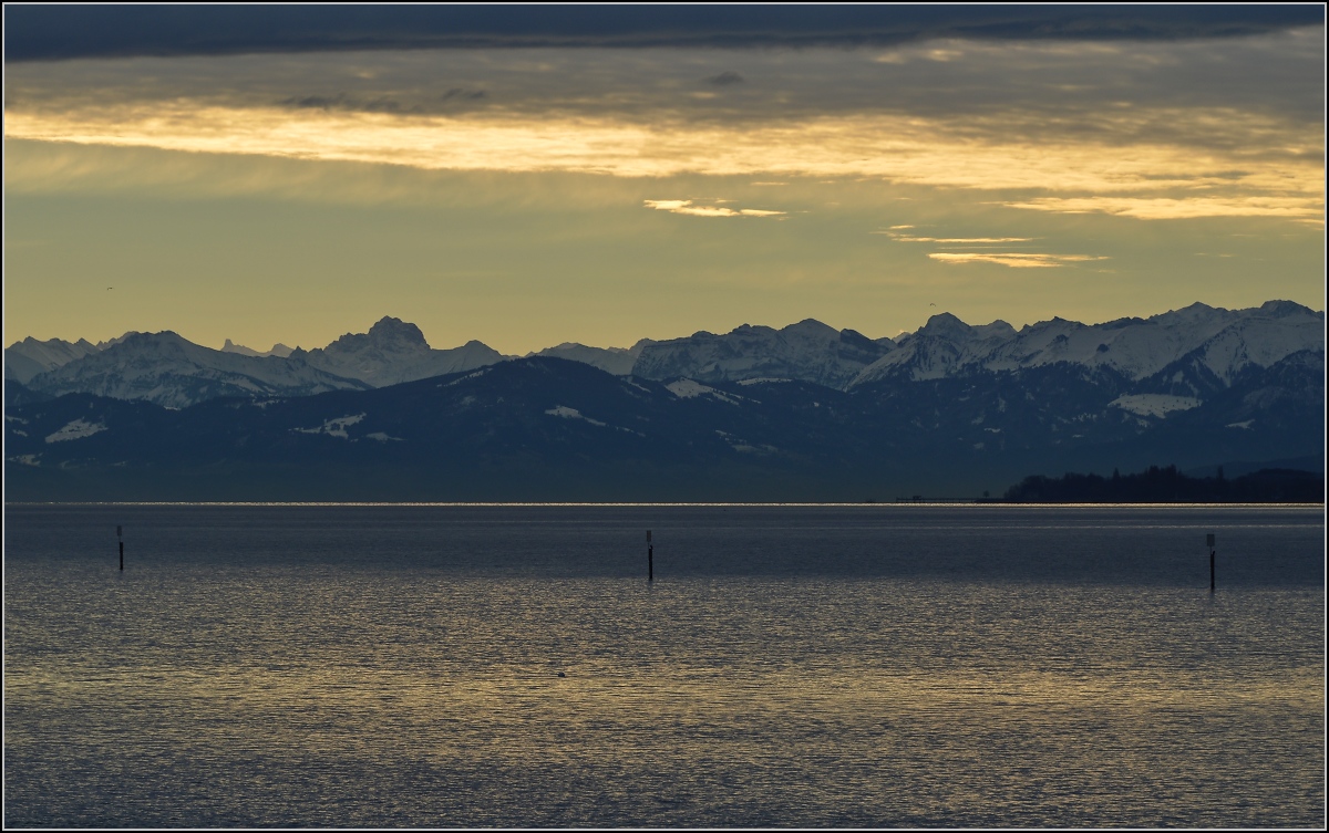 Föhnstimmung am Bodensee. Über den See die österreichischen Alpen. Konstanz, Februar 2014.