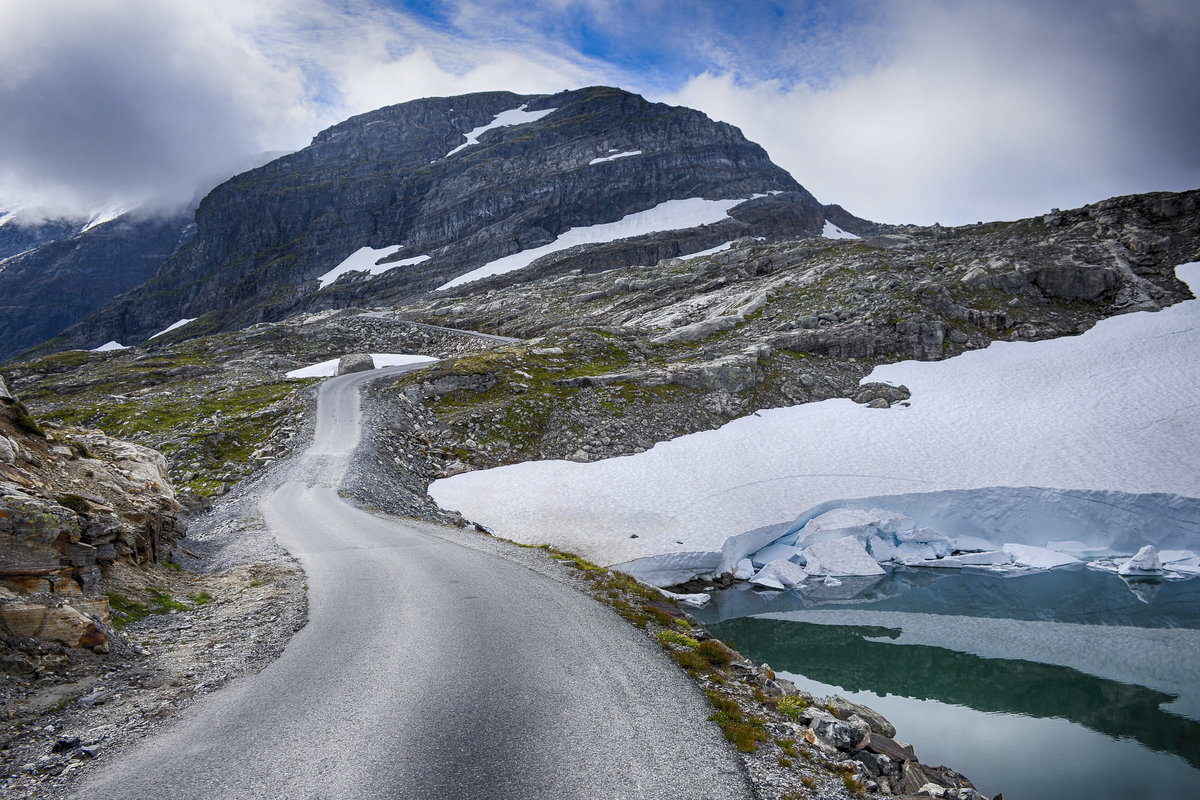 Folgefonnavegen zwischen Jondal und Folgefonna Ski Resort in der norwegischen Region Hardanger.
Aufnahme: 6. Juli 2018.