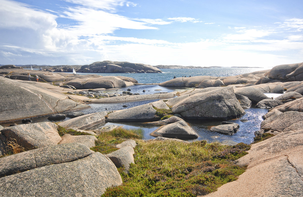 Foto von der Bohusläner Schärenküste in Schweden. Aussicht vom Naturschutzgebiet Stångehuvud in südlicher Richtung.
Aufnahme: 4. August 2017.