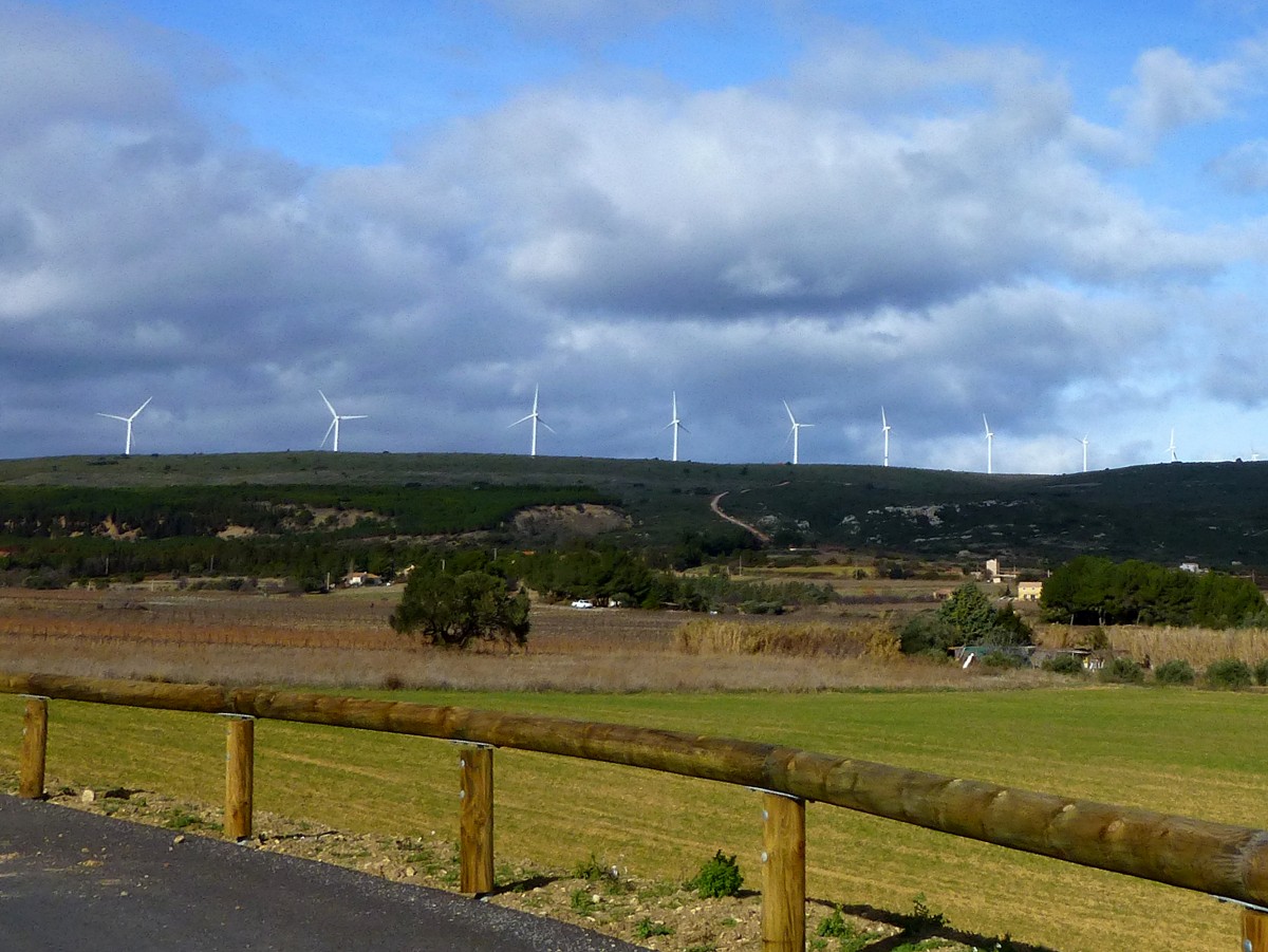 Frankreich, Languedoc, Hérault. Oberhalb des Bauxitbergwerkes von Villeveyrac entstand eine Windenergieanlage auf dem Causse (Karst) d'Aumelas und den Collines (Hügeln) der Moure. 26.01.2014