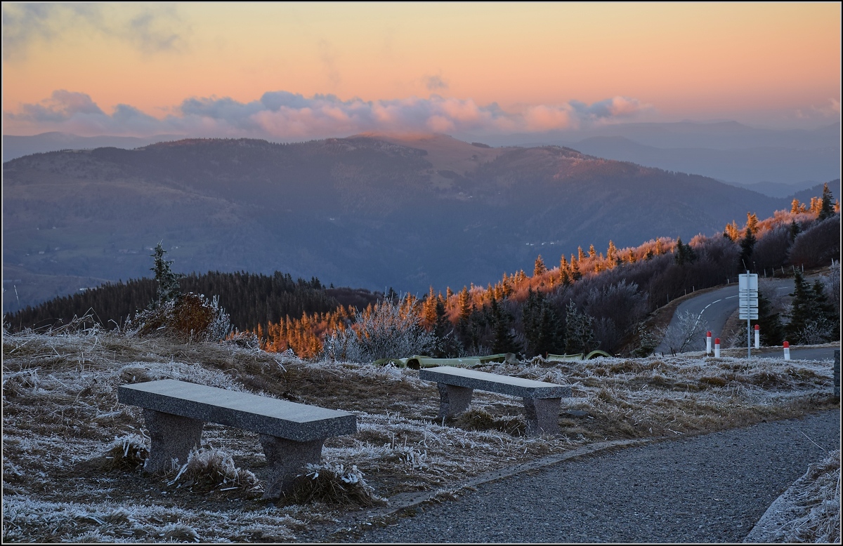 Frostig einladende Sitzgelegenheit auf dem Großen Belchen. November 2016.