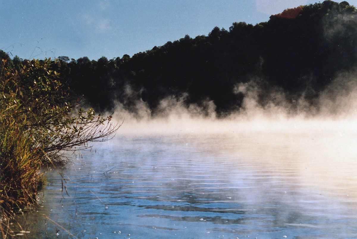 Frying Pan Flat in Wai-O-Tapu Thermal Gebiet. Aufnahme: Februar 1987 (digitalisiertes Negativfoto).