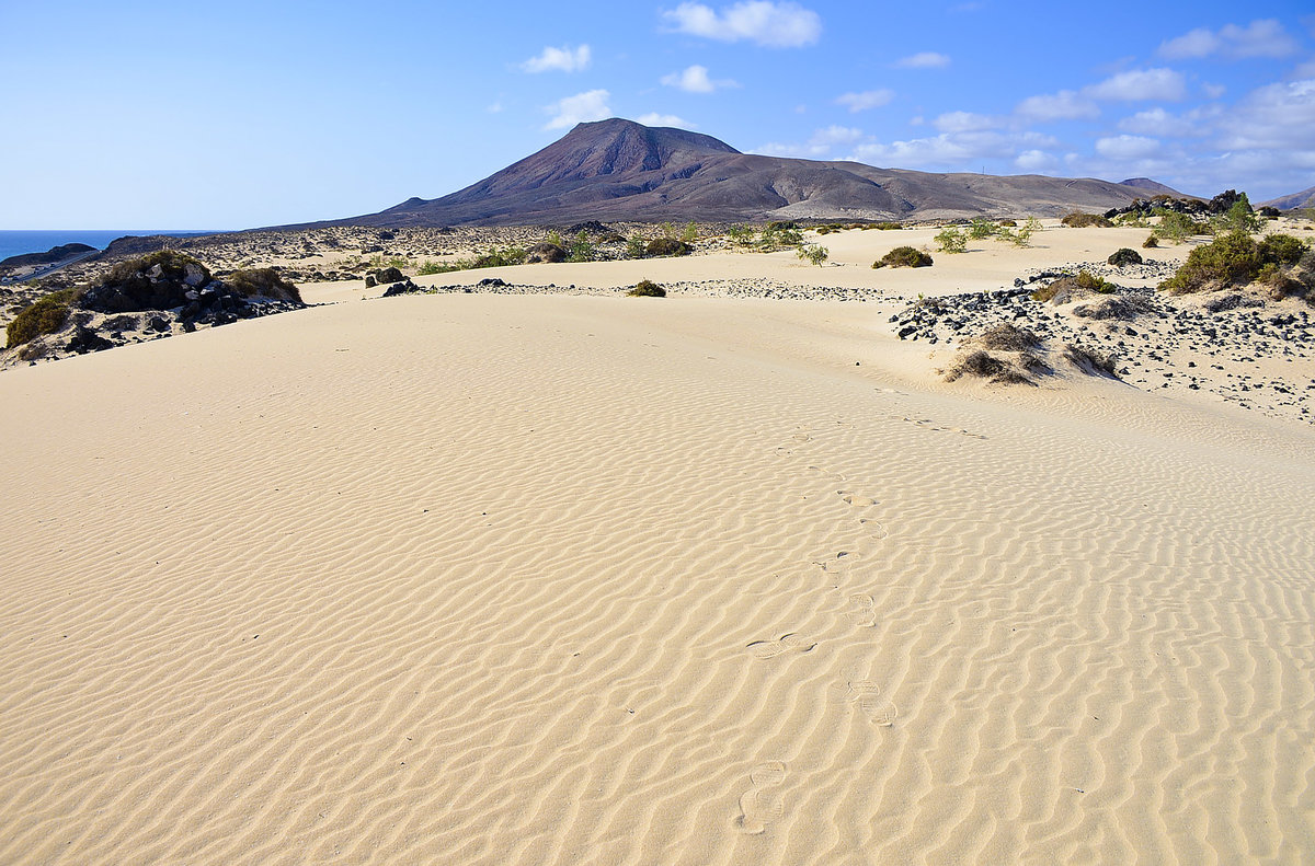 Fuerteventura, Spanien: Der Berg Montana Roja von El Jable aus gesehen. 18. Oktober 2017.