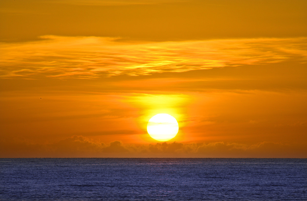 Fuerteventura, Spanien: Der Sonnenaufgang von Matas Blancas aus gesehen. Aufnahme: 21. Oktober 2017.