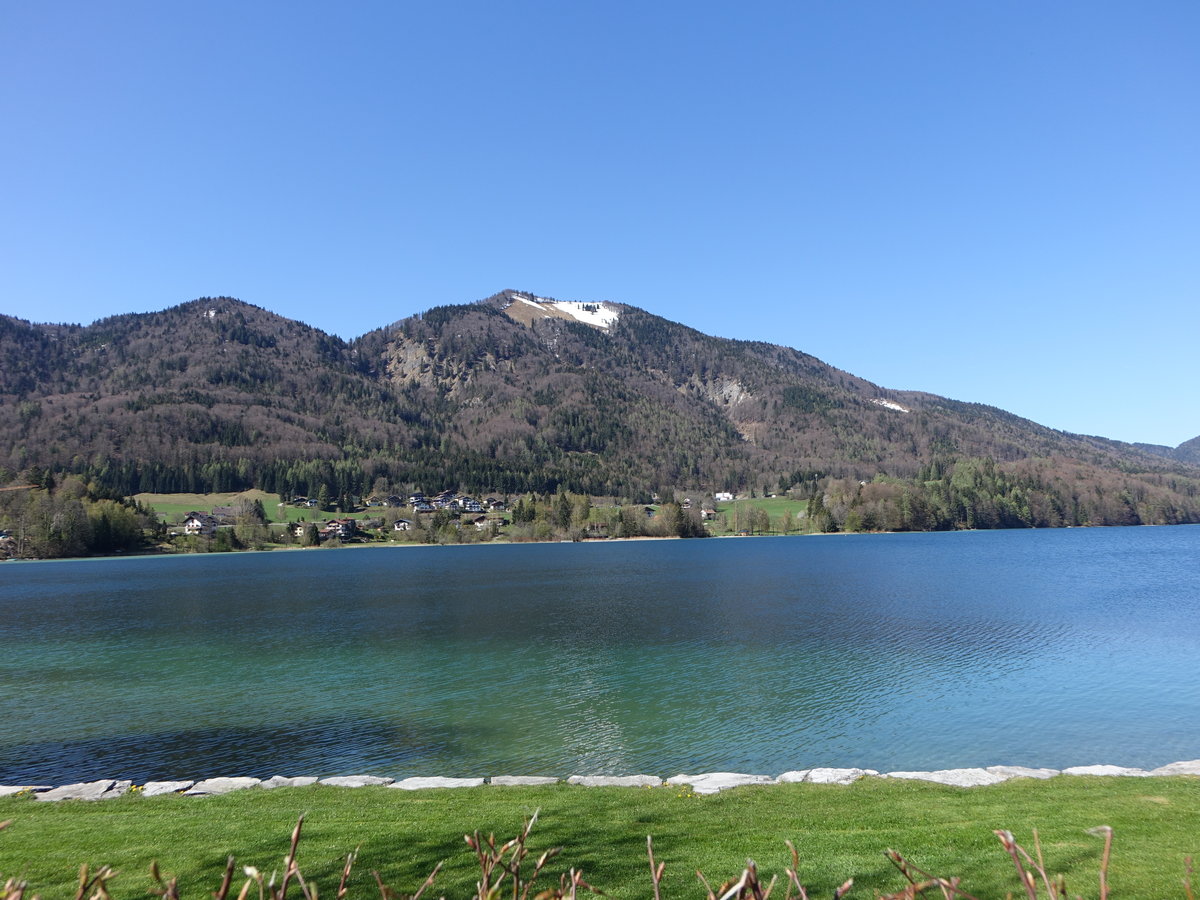 Fuschlsee mit 871 Meter hohem Feldberg im Hintergrund (19.04.2019) 