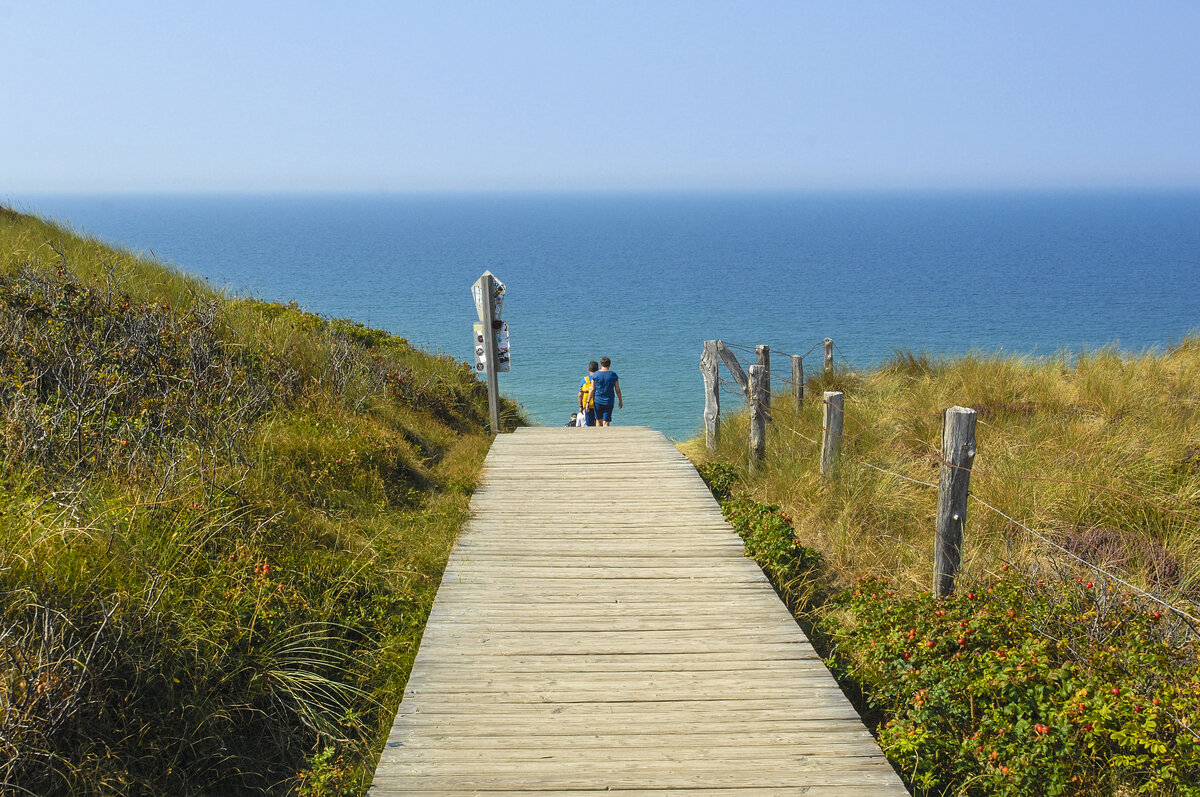 Fußweg zum Strand am Kampen auf der Nordseeinsel Sylt. Aufnahme: 7. September 2021.