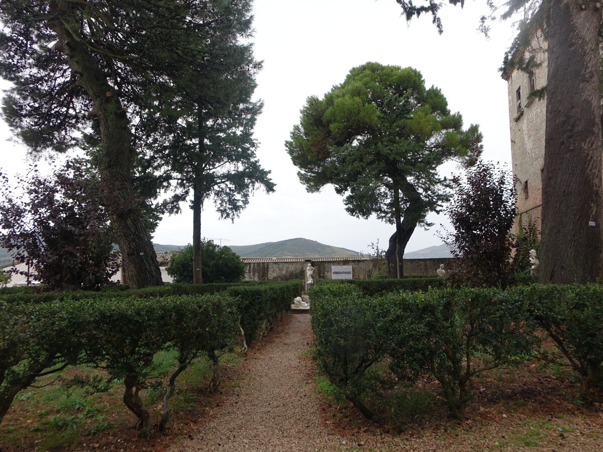 Garten beim Castello von Bovino, Apulien (25.09.2022)