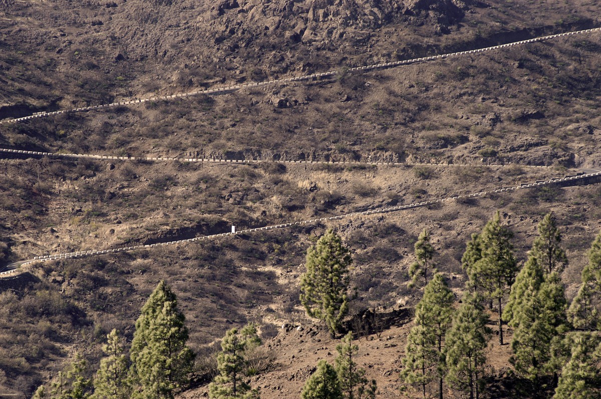 Gebirgstraße am Bergwand nördlich von Santiago del Teide. Aufnahme: Oktober 2008.