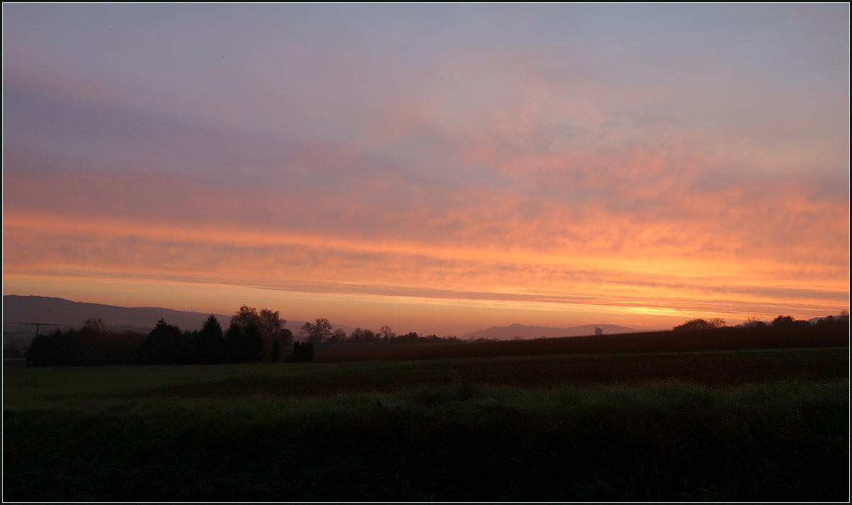 Gegenläufig -

Während die Felder im Vordergrund nach links zur Rems hin abfallen, neigen sich die Wolken in die Gegenrichtung.

Morgenstimmung in der Remstalbucht, zwischen Kernen-Rommelshausen und Waiblingen-Beinstein.

12.11.2020 (M)