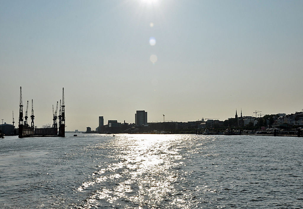 Gegenlicht und Sonnenspiegelung in der Elbe bei Hamburg - 12.07.2013