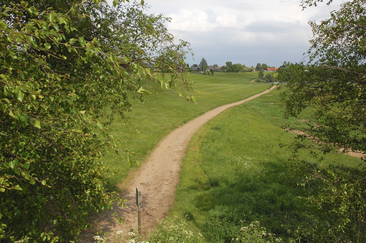 Gehweg im Fuglesøparken in Vojens (Woyens), Sønderjylland/Nordschleswig. Aufnahme: Mai 2011.