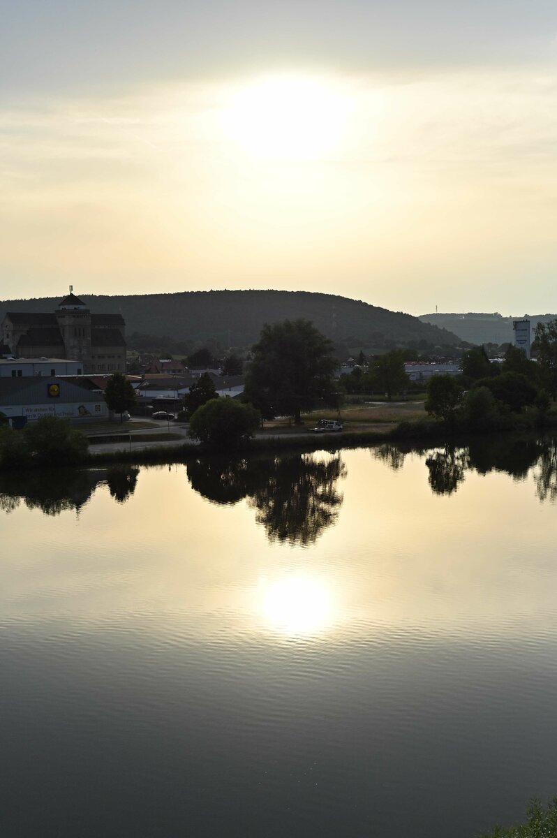 Gesternabend habe ich mein neues 50mm Festbrennweitenobjektiv getestet und von der Neckarbrücke in Haßmersheim diese Gegenlichtaufnahme ohne Filter gewagt.
Freitag den 18.6.2021