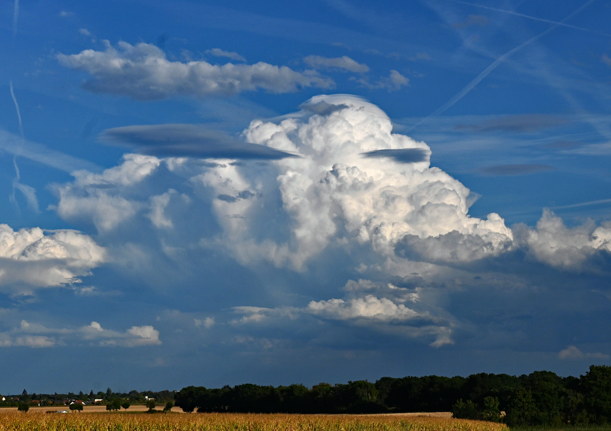 Gewaltige Wolkentürme bauen sich bei Rheinbach auf - 06.09.2022