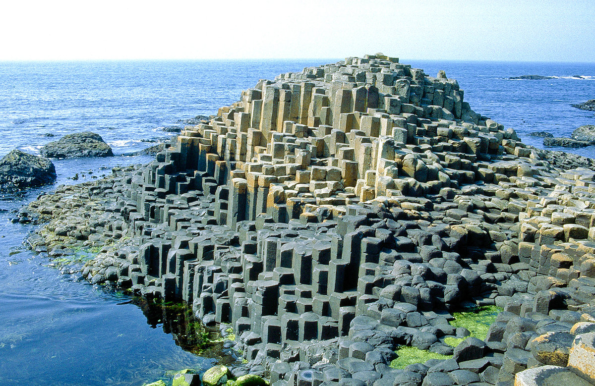 Giant’s Causeway an der Nordküste Nordirlands. Bild vom Dia. Aufnahme: Juni 1991.