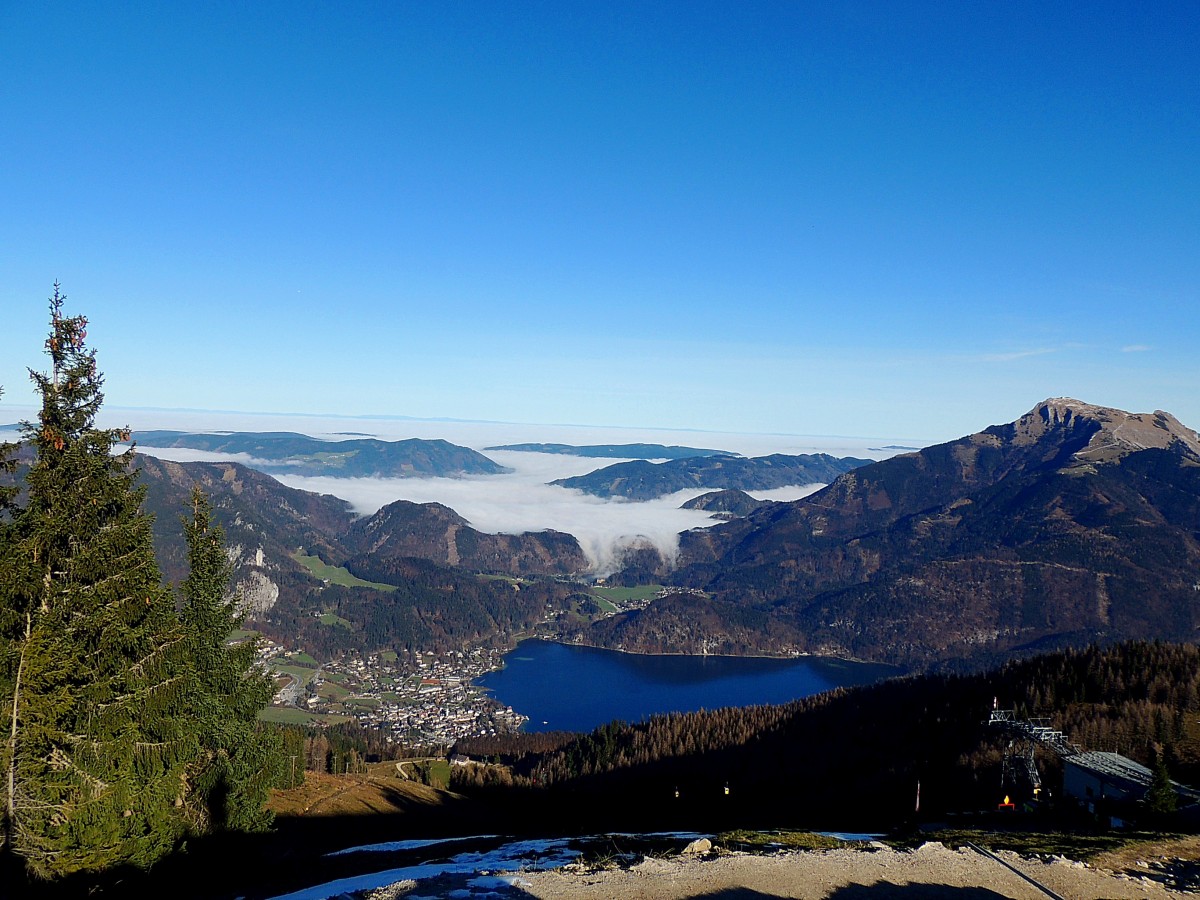  Gipfelblick  vom 1522mtr. hohen Zwoelferhorn über St. Gilgen/Wolfgangsee in Richtung Schafberg(ganz rechts)im Bereich der Salzkammergut-Berge; 141123