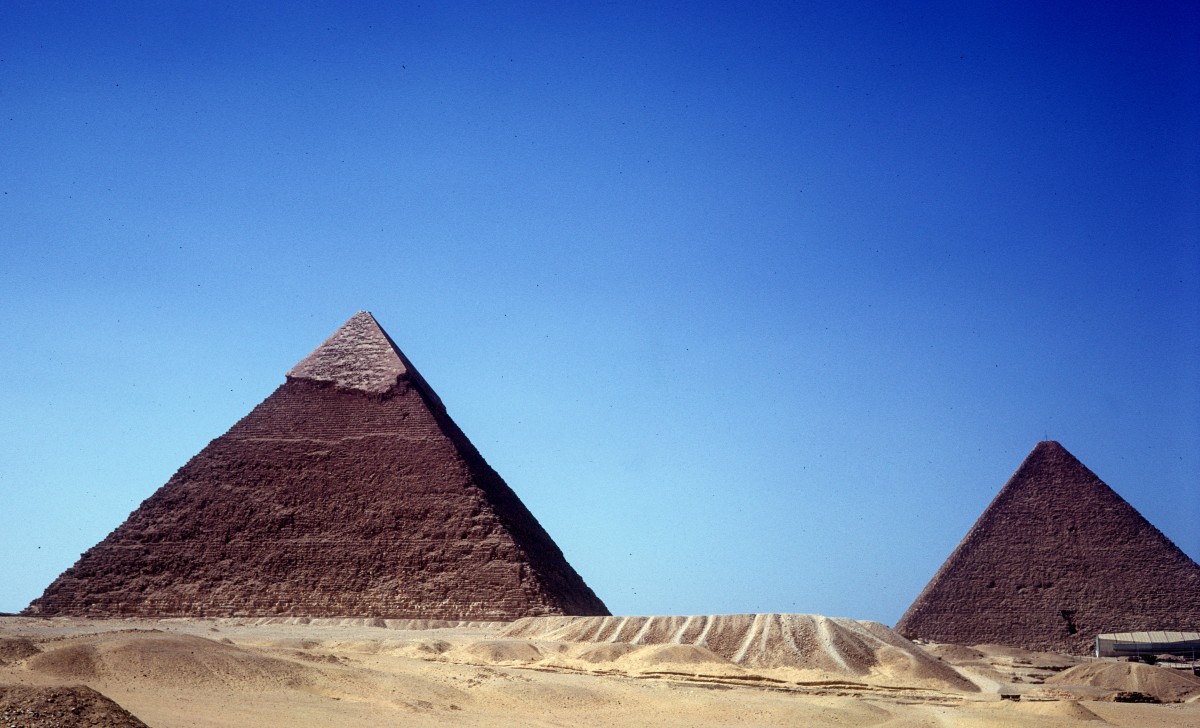 Gizeh am 14. Juni 1974: Die Chefren- und die Cheops-Pyramiden.