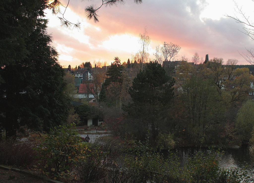 Glhender Abendhimmel ber dem Kurpark und Braunlage; Aufnahme vom 30.10.2013...