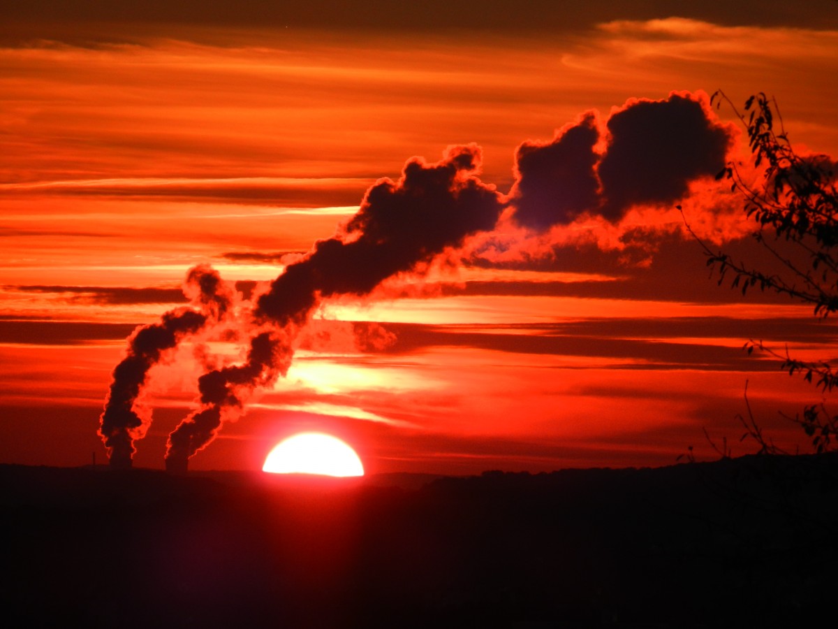 Glutroter Abendhimmel am 13.10.2013,Blickrichtung zur Kreisstadt Haßfurt. Im Hintergrund Dampfwolken vom AKW Grafenrheinfeld bei Schweinfurt,die einen eindrucksvollen Kontrast bilden.