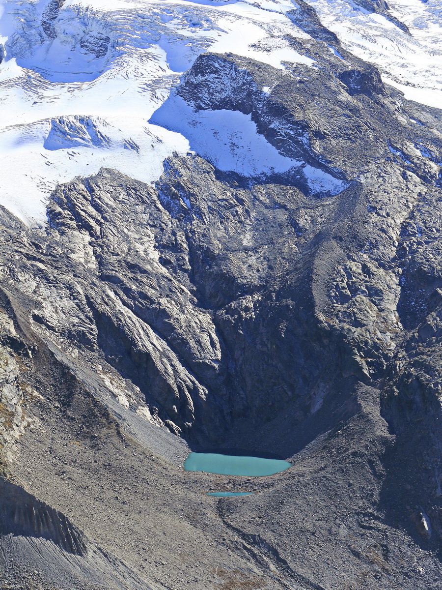 Gornergrat mit kleinem See am 14. Oktober 2019.