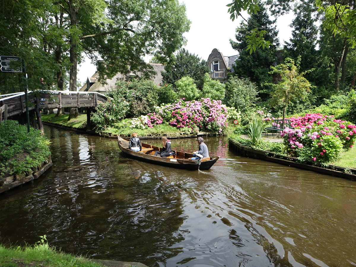 Gracht in Giethoorn, das Venedig des Norden im Naturschutzgebiet De Wieden (24.07.2017)