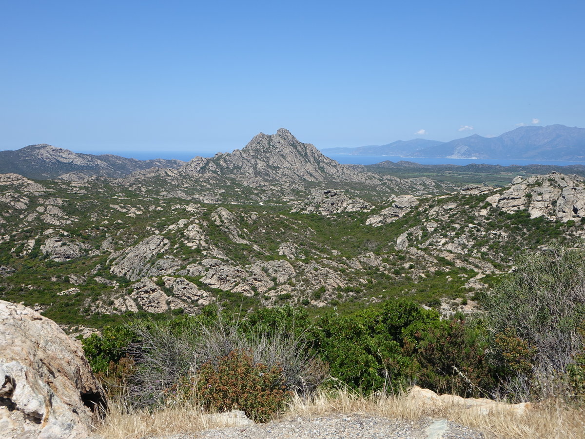 Granitfelsen zwischen St. Florent und Calvi im Norden von Korsika (19.06.2019)