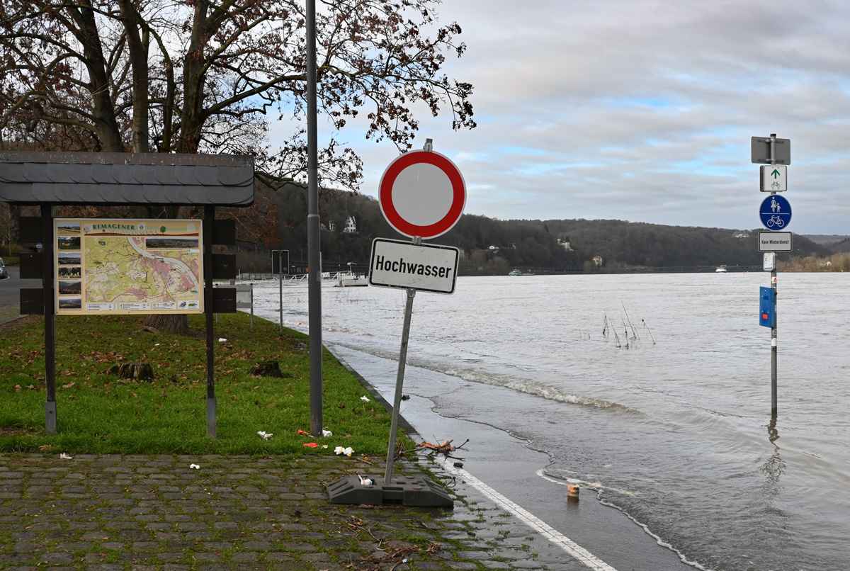 Gut dass es ausgeschildert ist, sonst hätte keiner das Hochwasser bemerkt und wäre womöglich im Wasser spazieren gegangen!! Remagen 16.12.2023