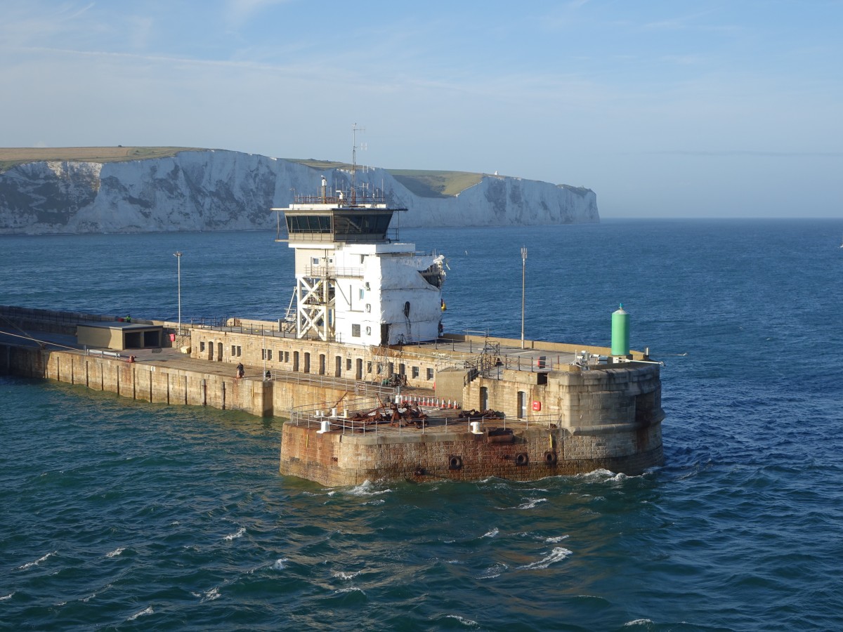 Hafenausfahrt von Dover mit Kreidefelsen (11.07.2015)