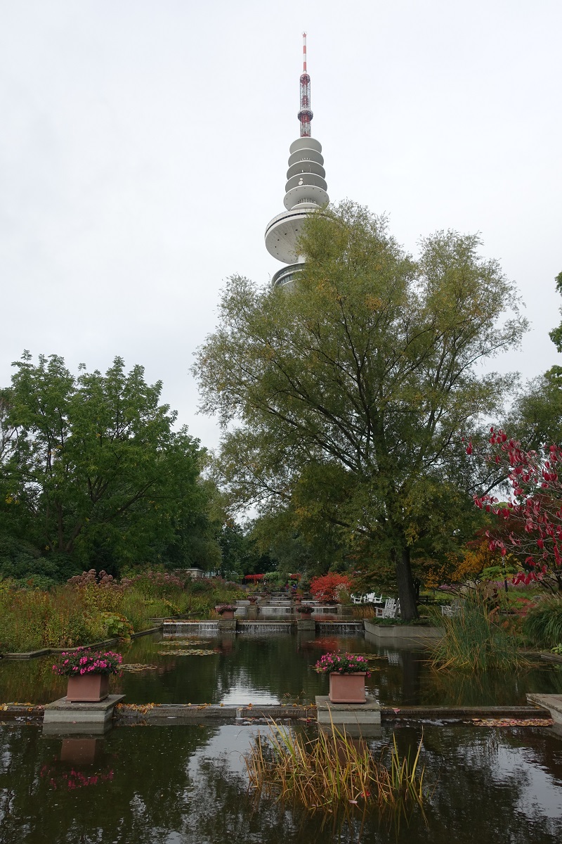 Hamburg am 11.10.2020: Herbstlicher Park Planten un Blomen, Kaskaden mit Fernsehturm  /