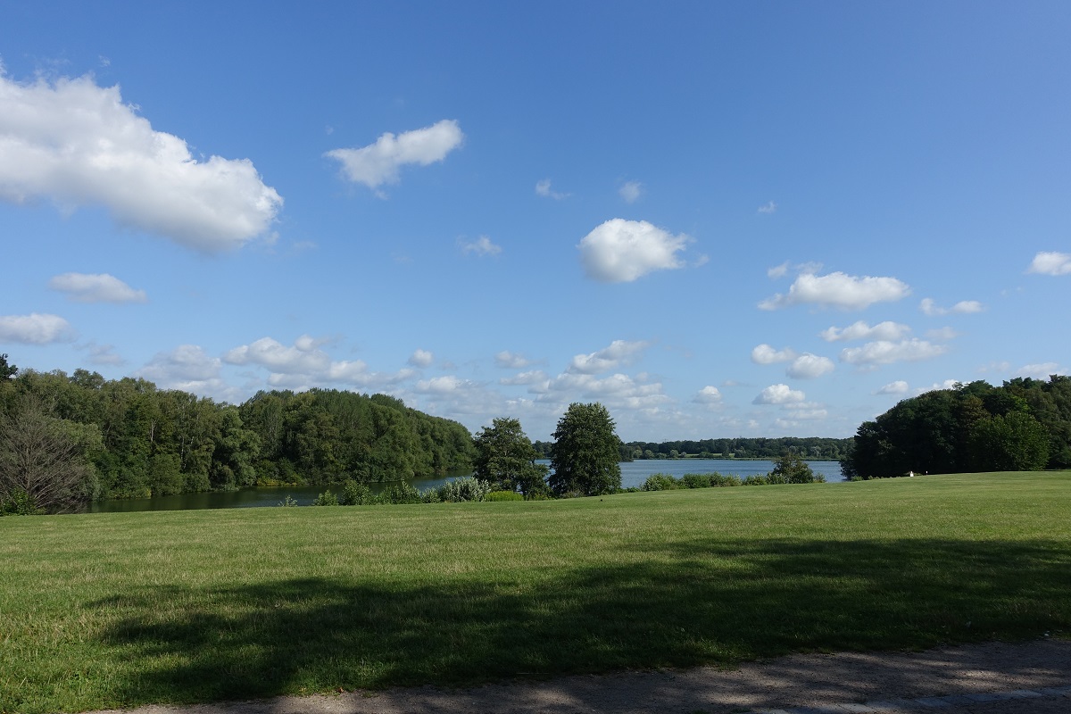 Hamburg am 12.8.2019: Blick in den unter Denkmalschutz stehenden öffentlichen Öjendorfer Park im Stadtteil Billstedt mit dem in der Mitte liegenden großen See, knapp 140 ha groß, 1925 bis 1929 als Sandgrube genutzt, 1950 bis 1953 mit Trümmerschutt aus Hamburg aufgefüllt, 1958 bis 1968 entstand der Park in seiner heutigen Form /