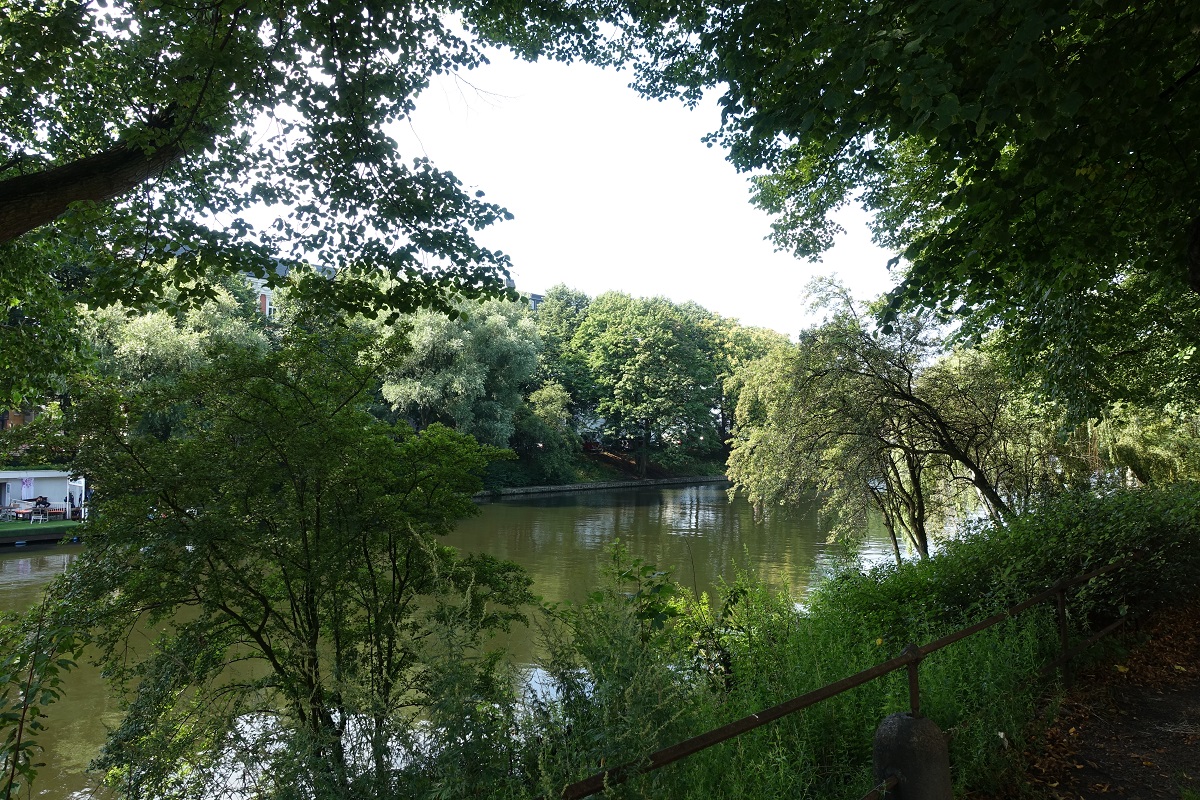 Hamburg am 12.8.2021: Impressionen am Mundsburger-Kanal kurz vor der Mündung in die Alster , „Grenzgewässer“ zwischen den Stadtteilen Uhlenhorst und Hohenfelde (Foto von der Uhlenhorster Seite)  /