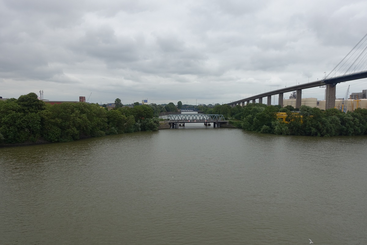 Hamburg am 14.7.2019: im Köhlbrand, Blick in den Roßkanal, rechts die östliche (Neuhof) Auffahrt zur Köhlbrandbrücke, Foto von Bord der CAP SAN DIEGO / 