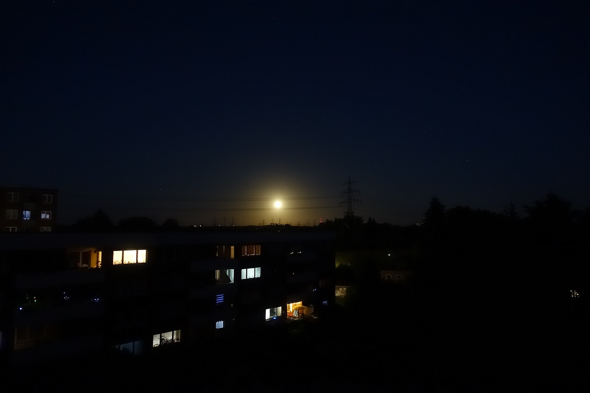 Hamburg am 14.7.2022: Mondaufgang (23:39 Uhr) über dem Osten der Stadt/