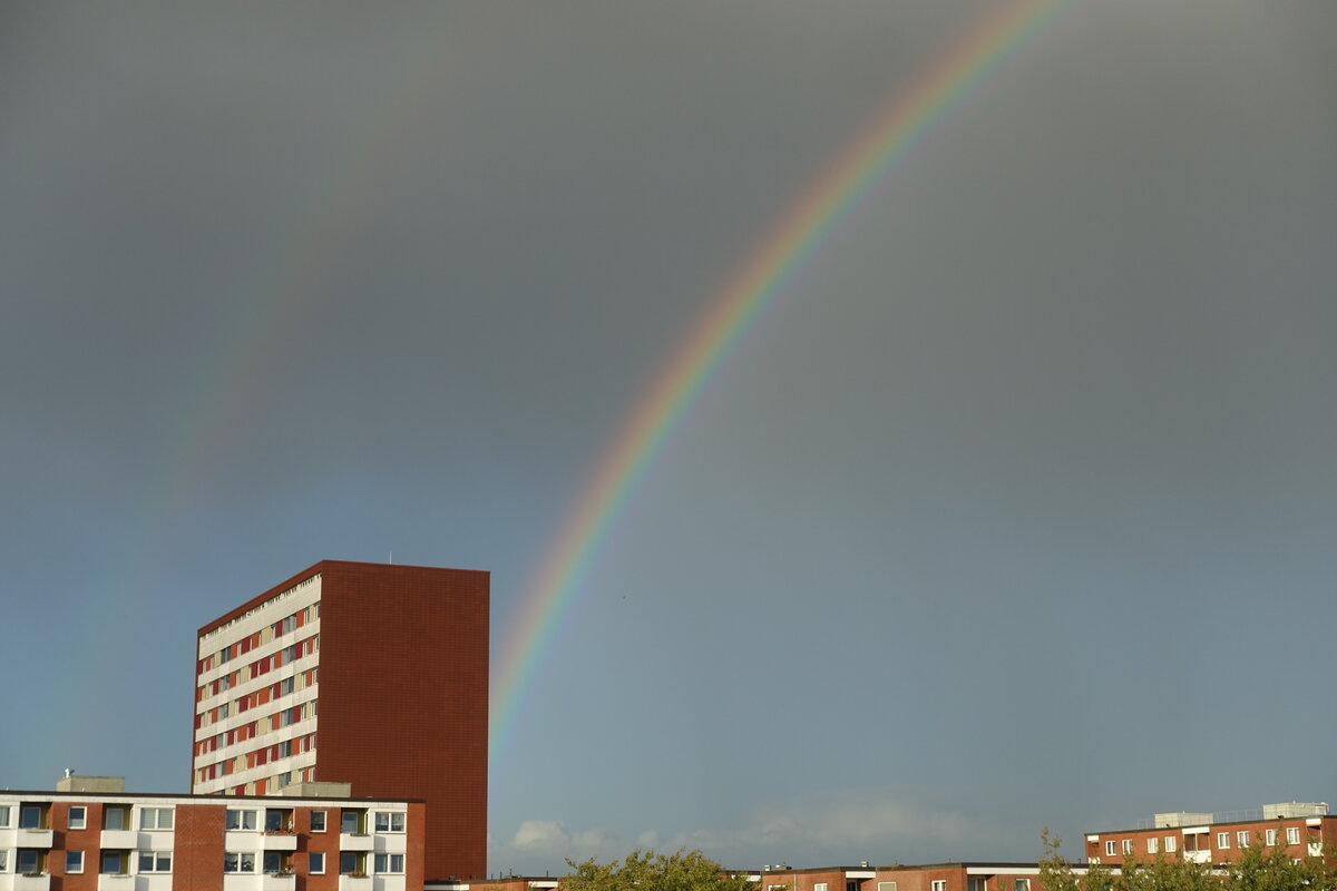 Hamburg am 15.10.2021: nach dem Gewitterschauer ein Regenbogen über dem Osten der Stadt /