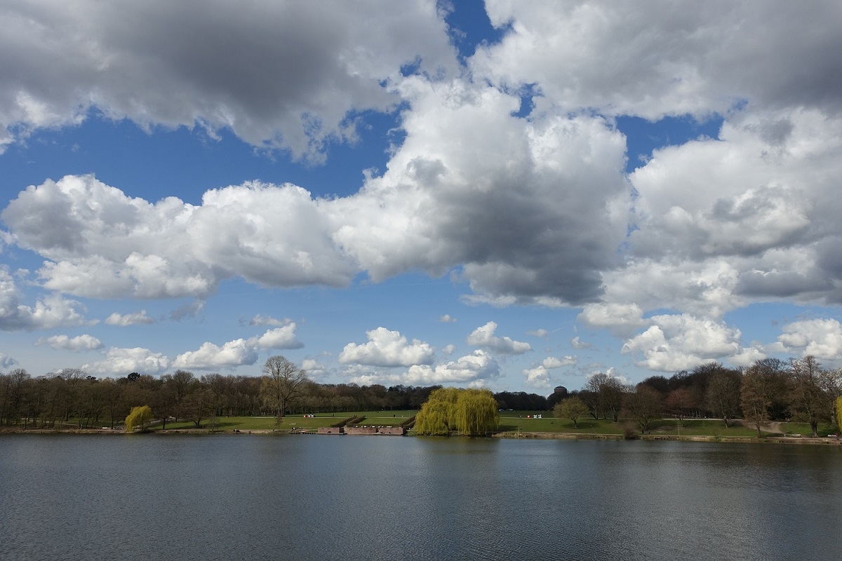 Hamburg am 15.4.2021: Wolkenhimmel über dem Stadtparksee in HH-Winterhude