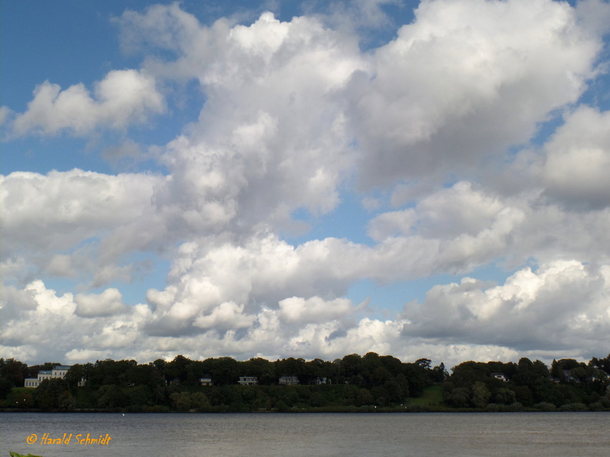 Hamburg am 15.9.2017: herbstliches Wolkenspiel über  dem Stadtteil Othmarschen vom Südufer der Elbe gesehen /