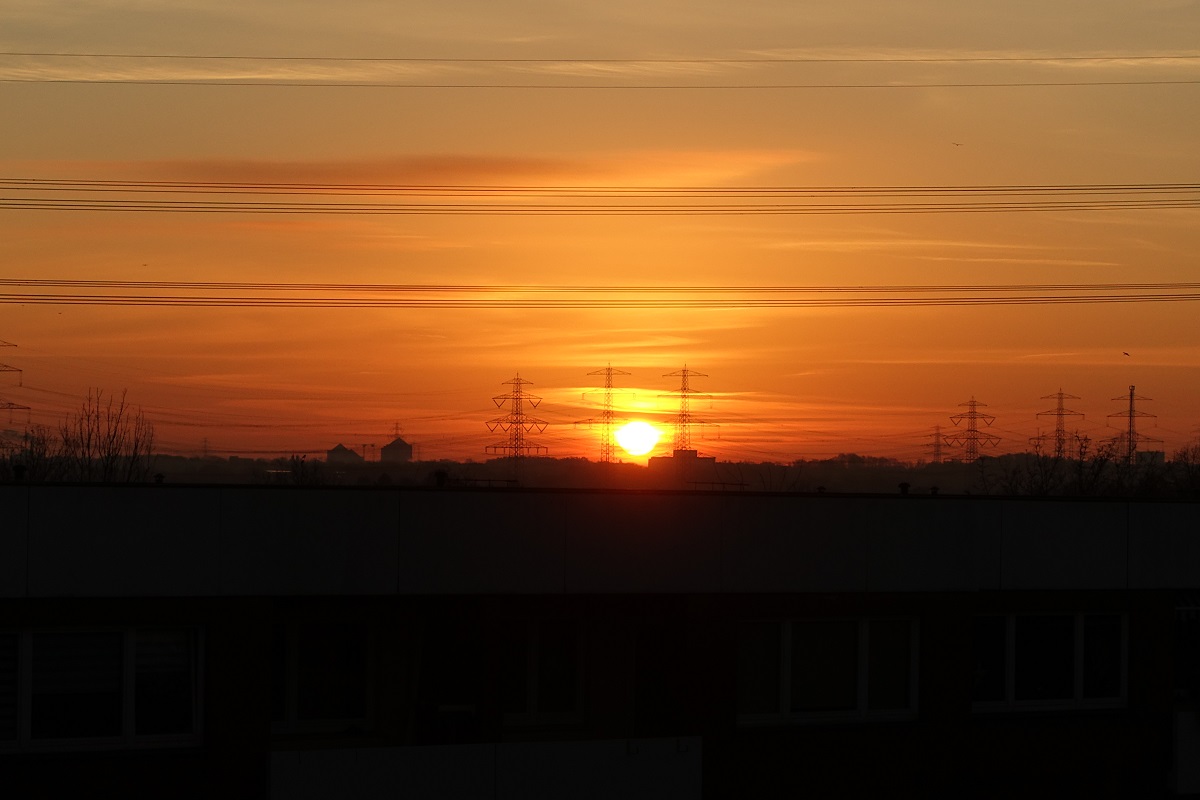 Hamburg am 18.12.2020 um 8:42 Uhr: Sonnenaufgang über Schleswig-Holstein, fotografiert von Hamburgs Osten /