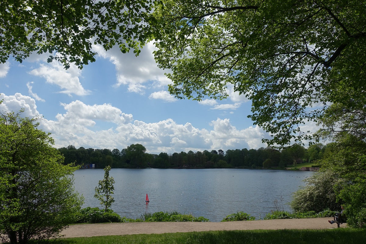 Hamburg am 19.5.2021: Wolken über dem Stadtparksee (Winterhude)  /