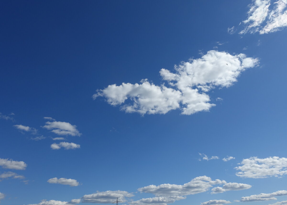 Hamburg am 25.4.2021: Wolken über dem Osten Hamburgs  /