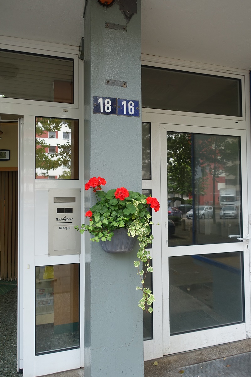 Hamburg am 27.8.2021: Blumenschmuck im Ladeneingang im Stadtteil  Billstedt/