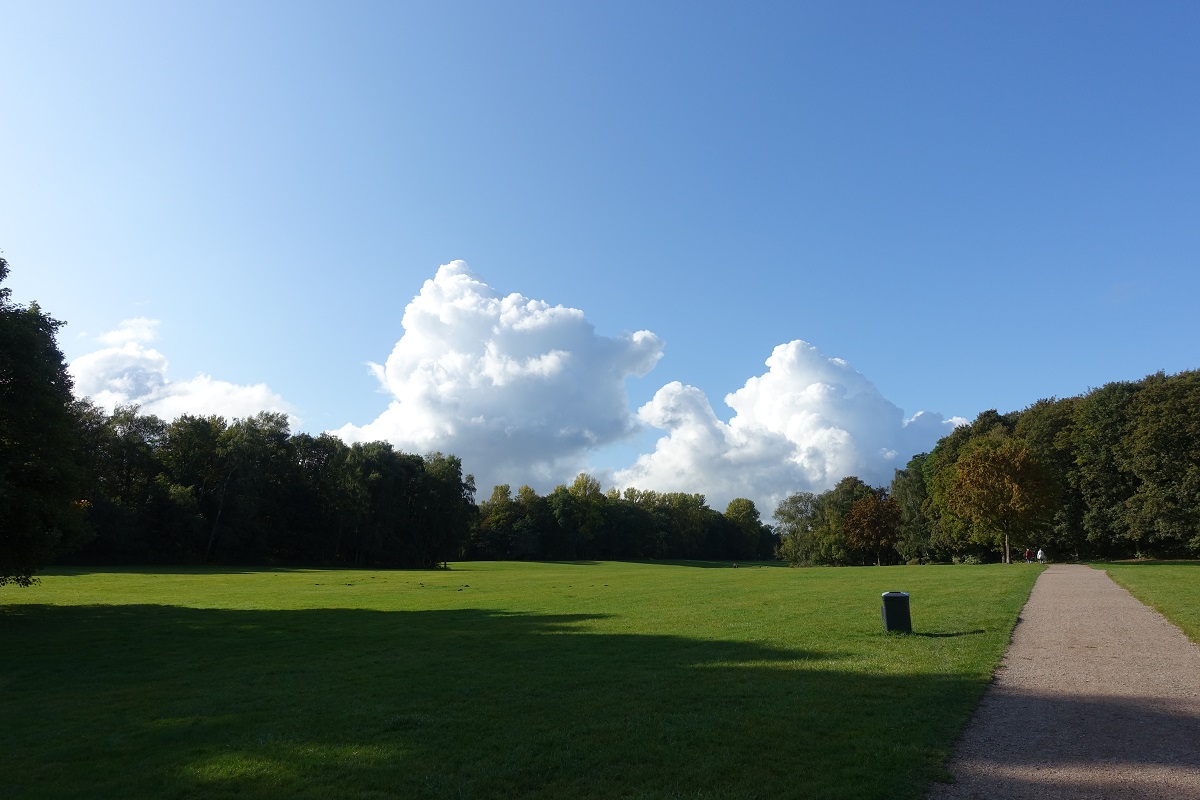 Hamburg am 3.10.2019: Wolken über dem Öjendorfer Park /