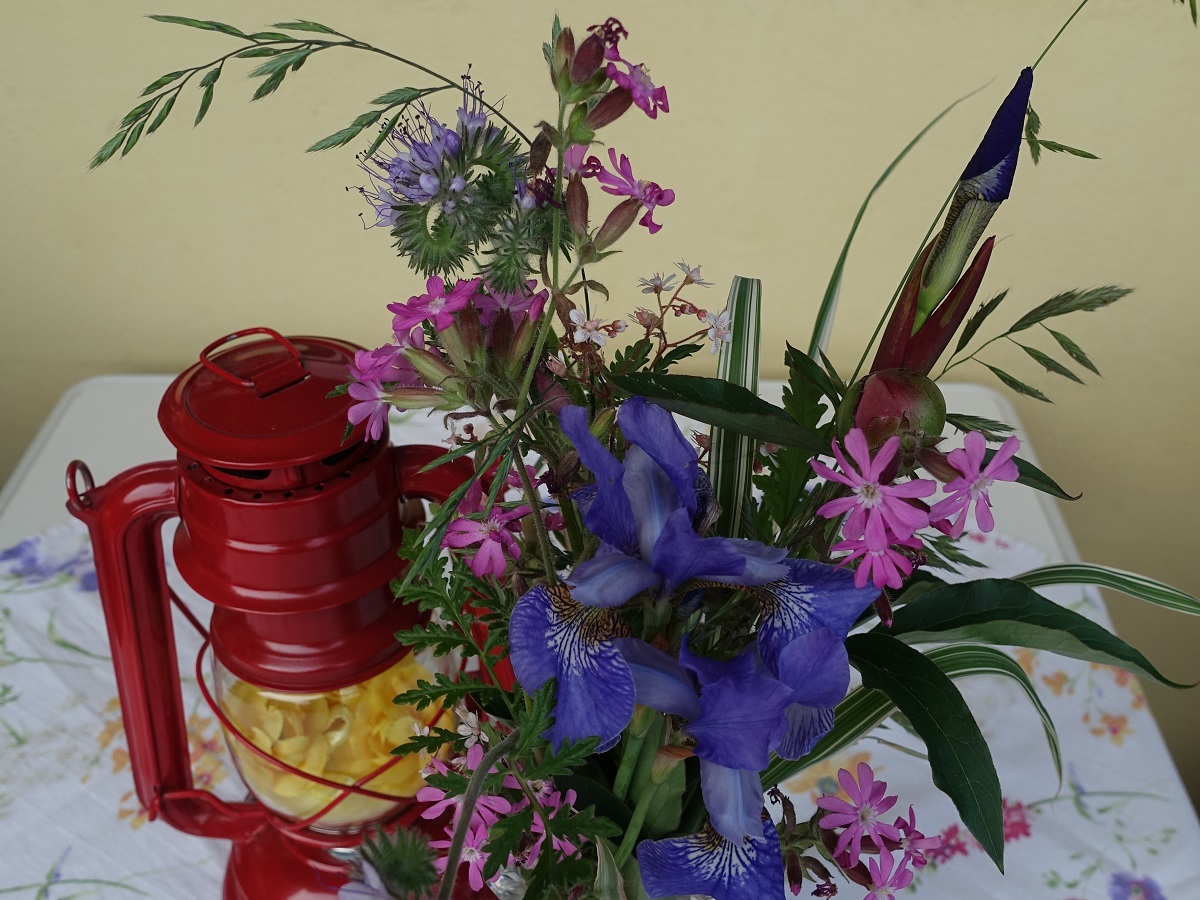 Hamburg am 7.6.2021: Frisch aus dem Garten - Blumenarrangement auf einem Balkontisch /